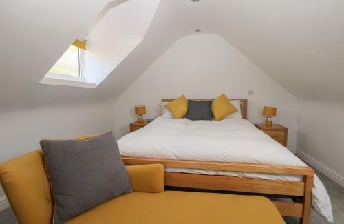 Shalford Casa | Broadford Barn - Barn conversion in picturesque village