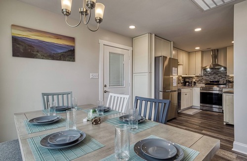 Kodak Casa | Broadview, River, Golf Course, Games, free Attraction Tickets!!!