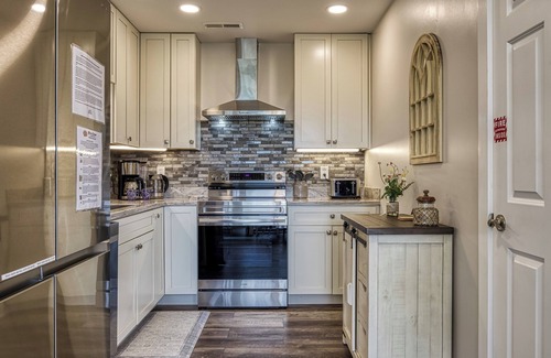Kodak Casa | Broadview, River, Golf Course, Games, free Attraction Tickets!!!