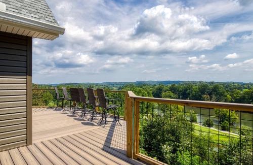 Kodak Casa | Broadview, River, Golf Course, Games, free Attraction Tickets, Hot Tub, WIFI!