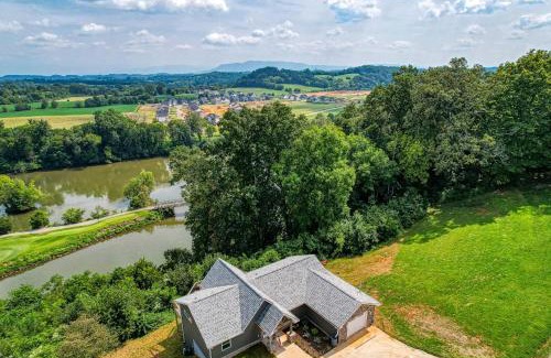 Kodak Casa | Broadview, River, Golf Course, Games, free Attraction Tickets, Hot Tub, WIFI!