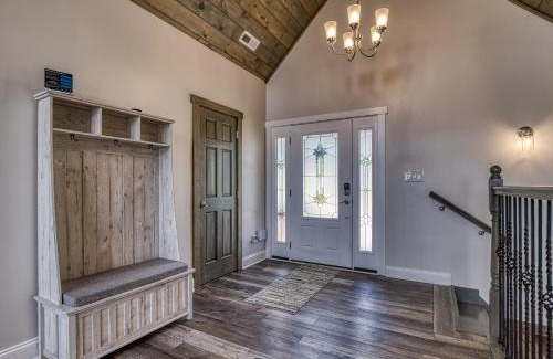 Kodak Casa | Broadview, River, Golf Course, Games, free Attraction Tickets, Hot Tub, WIFI!