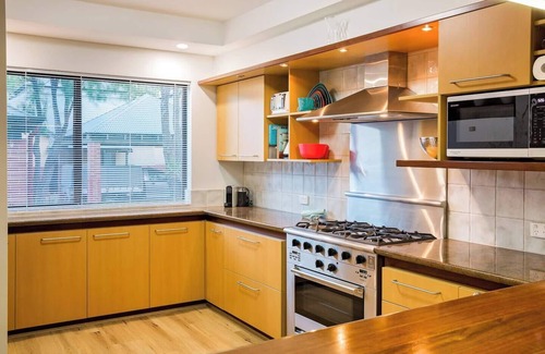 Broadwater Casa | Broadwater Bliss Beachside Escape w Resort Perks