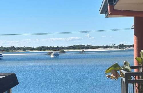 Labrador Apartamento | Broadwater Views, Secure Parking - 2 BDR Family sized, Long or Short stays
