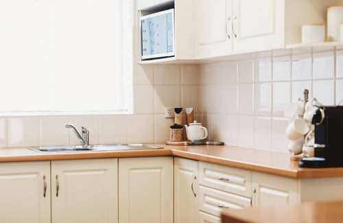 Glenelg South Apartamento | Broadway Getaway - 150 Metres to Beach