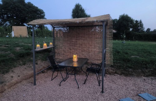 Lapalisse Casa | Brocante-style lodge tent with private Jacuzzi