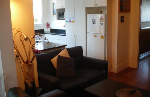 Riccarton Cabaña | Brockworth Cottage -Charming Character with Modern Amenities