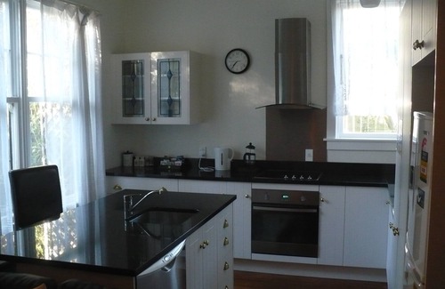 Riccarton Cabaña | Brockworth Cottage -Charming Character with Modern Amenities