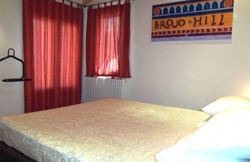 Longare Cama Y Desayuno | Brojo Hill B&B - 2 Double Bedrooms with private baths