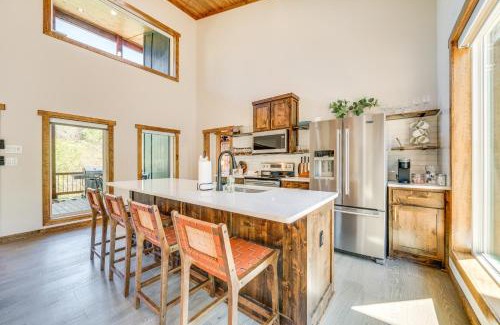 Broken Bow Casa | Broken Bow Cabin about 5 Mi to State Park with Hot Tub!