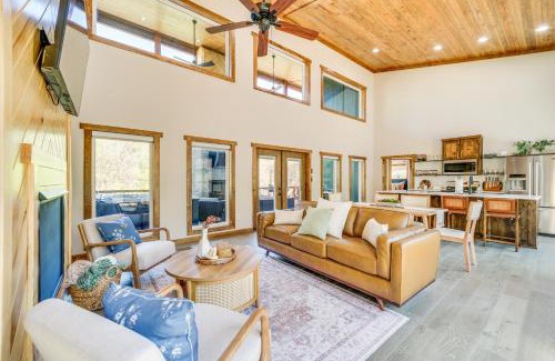 Broken Bow Casa | Broken Bow Cabin about 5 Mi to State Park with Hot Tub!