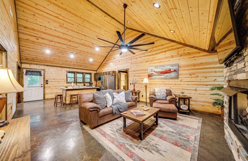 Broken Bow Cabina | Broken Bow Cabin w/ Private Hot Tub: 14 Mi to Lake