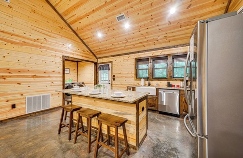 Broken Bow Cabina | Broken Bow Cabin w/ Private Hot Tub: 14 Mi to Lake
