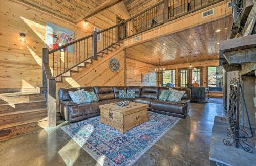 Hochatown Casa | Broken Bow Cabin with Hot Tub and Game Room!