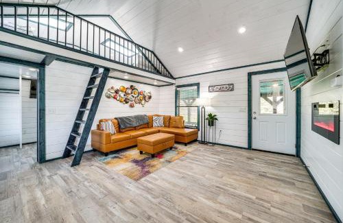 Broken Bow Casa | Broken Bow Cabin with Hot Tub, Fire Pit and Creek View
