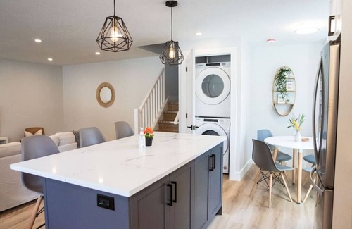 Kitchener Casa | Broken Oak A · Designer Luxe Home - 3 bed/1 bath + Parking & Wifi