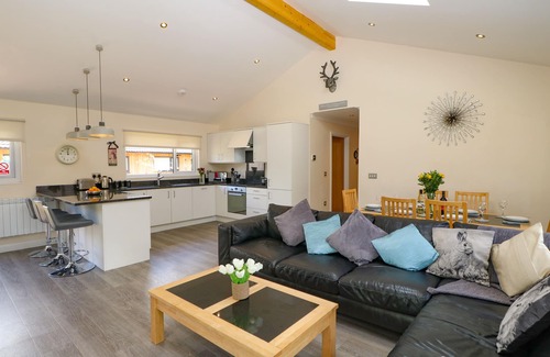 Otterburn Cabaña | BROKEN-SKY LODGE, pet friendly, with hot tub in Otterburn