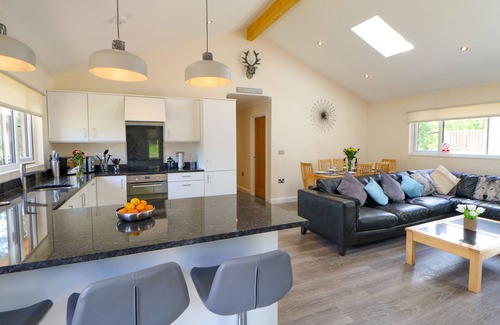 Otterburn Cabaña | BROKEN-SKY LODGE, pet friendly, with hot tub in Otterburn