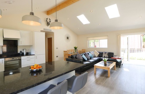 Otterburn Cabaña | BROKEN-SKY LODGE, pet friendly, with hot tub in Otterburn