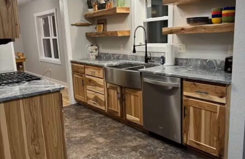 Eau Claire Casa | Broken Willow Bungalow