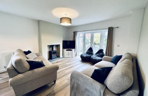 Bacton Casa | Bromholme Cottage Bacton - Sleeps 10, hot tub, close to beach