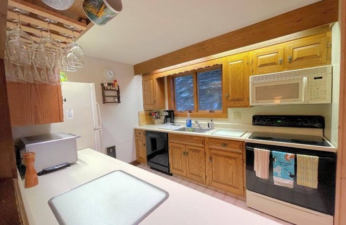 Bromley Mountain Casa | Bromley's Ridges 3-Level Townhouse just a short walk to the ski trailswith