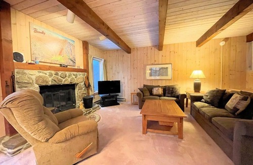 Bromley Mountain Casa | Bromley's Ridges 3-Level Townhouse just a short walk to the ski trailswith