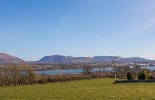 Brynsiencyn Casa | Bron Haul