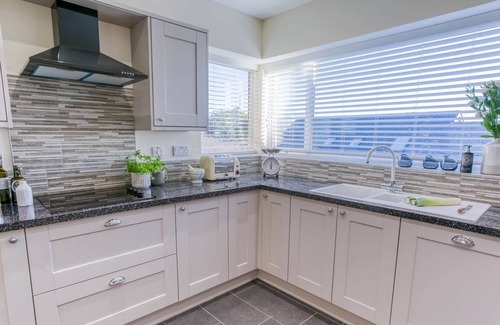 Llanerchymedd Cabaña | Bron Heulog - a dog that sleeps 6 guests in 3 bedrooms