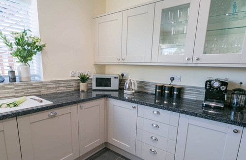 Llanerchymedd Cabaña | Bron Heulog - a dog that sleeps 6 guests in 3 bedrooms