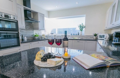 Llanerchymedd Cabaña | Bron Heulog - a dog that sleeps 6 guests in 3 bedrooms