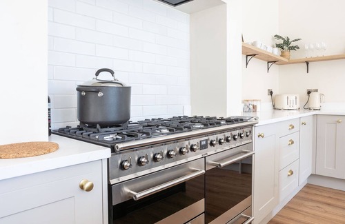 Llanfairpwllgwyngyll Cabaña | Bron Menai - sleeps 15 guests in 8 bedrooms