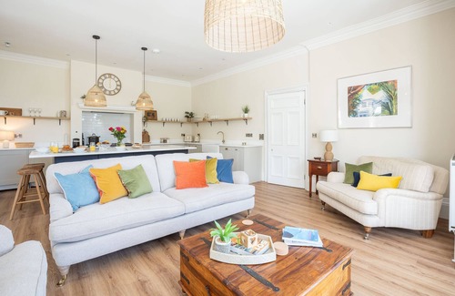 Llanfairpwllgwyngyll Cabaña | Bron Menai - sleeps 15 guests in 8 bedrooms