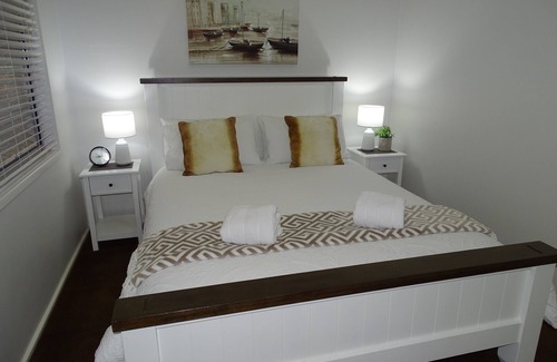 Greta Main Cabina | Bronte Lodge - Wine Country Stay, Cessnock, Hunter Valley.