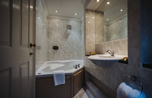 Ellesmere Port Hotel | Brook Hall Hotel