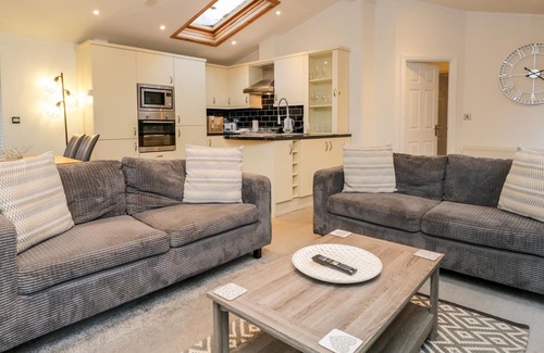 Windermere Cabina | BROOK LODGE, family friendly, with a garden in Bowness-On-Windermere