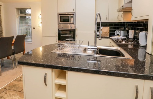 Windermere Cabina | BROOK LODGE, family friendly, with a garden in Bowness-On-Windermere