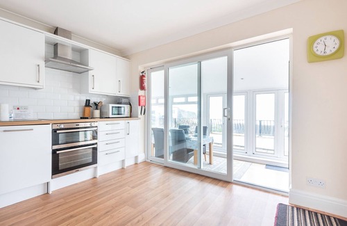 Trenance Cabaña | Brookfield, lovely sea views of Mawgan Porth beach