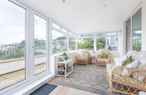 Trenance Cabaña | Brookfield, lovely sea views of Mawgan Porth beach