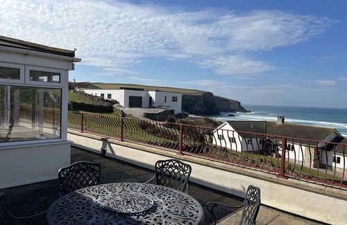 Trenance Cabaña | Brookfield, lovely sea views of Mawgan Porth beach