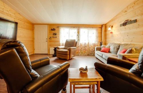 Brookings Casa | Brookings Home with Deck, half Mi to Harris Beach!
