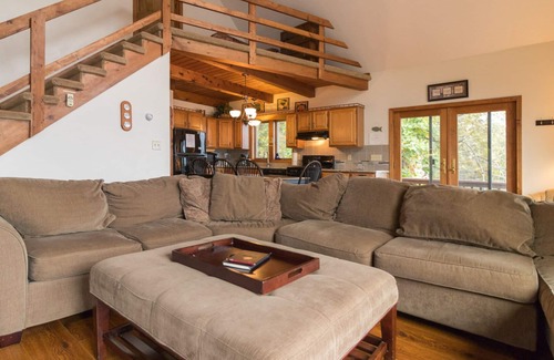 Valois Cabaña | Brookside: "Una hermosa escapada estilo chalet en la orilla del lago Seneca"