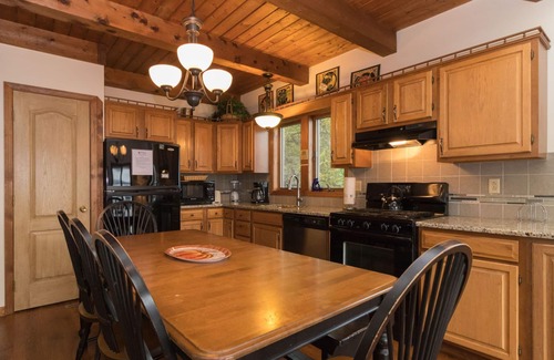 Valois Cabaña | Brookside: "Una hermosa escapada estilo chalet en la orilla del lago Seneca"