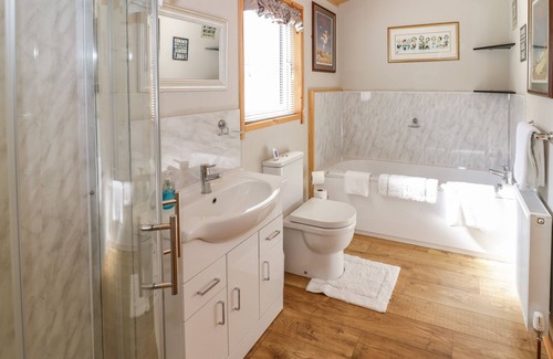 Defford Cabaña | BROOKSIDE LODGE, with a garden in Defford