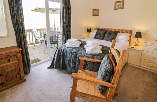 Defford Cabaña | BROOKSIDE LODGE, with a garden in Defford