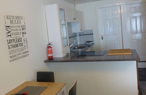 Skewen Apartamento | Brookside Mews. Un apartamento asequible, limpio y ordenado de dos dormitorios.