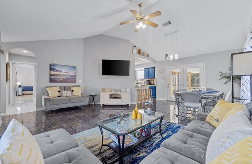 Gulf Breeze Casa | Brookwood Getaway: King | Pets | Firepit | Arcade