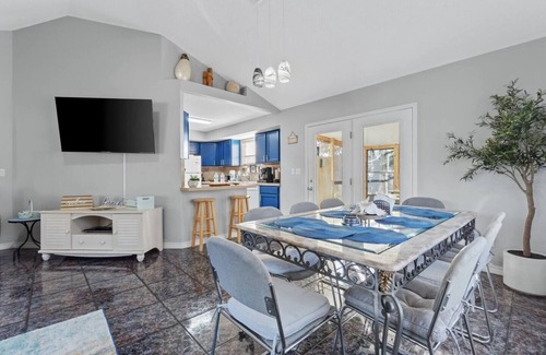 Gulf Breeze Casa | Brookwood Getaway: King | Pets | Firepit | Arcade