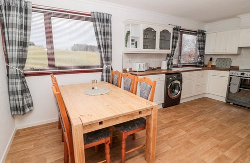 Jedburgh Cabaña | BROOMBAULKS FARM BUNGALOW, pet friendly, with open fire in Jedburgh