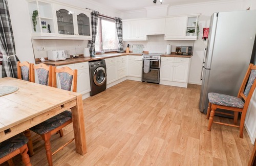 Jedburgh Cabaña | BROOMBAULKS FARM BUNGALOW, pet friendly, with open fire in Jedburgh